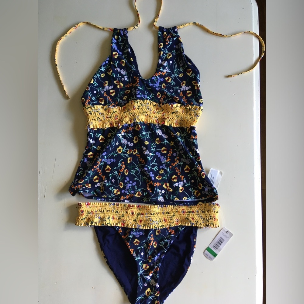NWT Womens Floral Tankini. Top Medium Bottom Large (runs a bit small)